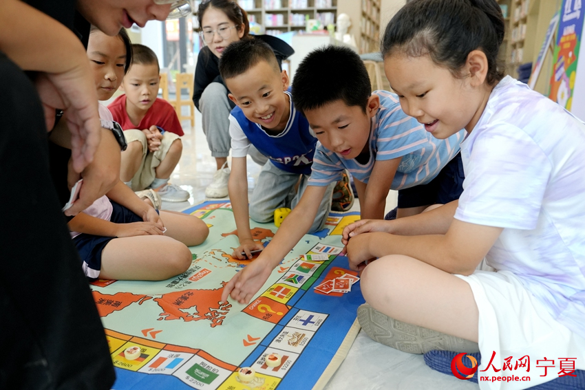 7月23日，寧夏銀川市居安家園社區“暑托班”里，幾名小朋友和老師玩游戲。人民網記者 閻夢婕攝