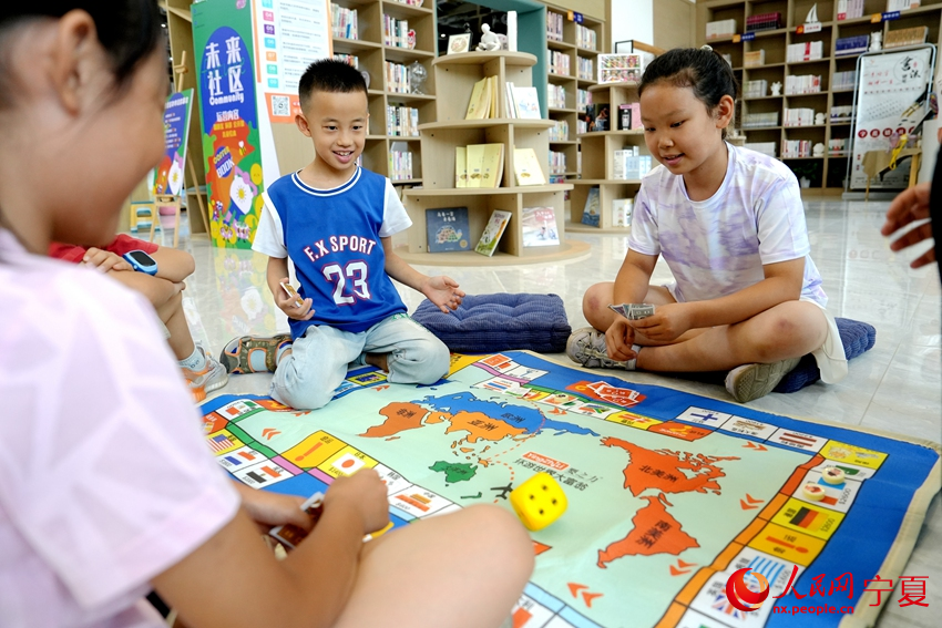 7月23日，寧夏銀川市居安家園社區“暑托班”里，幾名小朋友正在玩游戲。人民網記者 閻夢婕攝